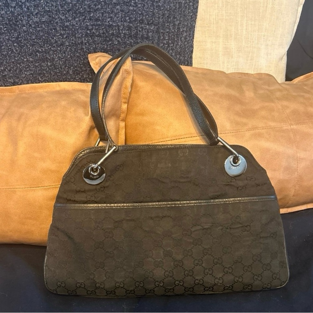 Gucci Black Quilted Shoulder Bag with Timeless Elegance